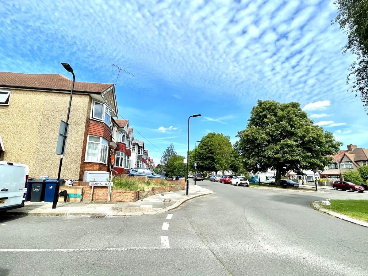 No2326 Tree-Hole Northolt (Greater London) Exterior foto
