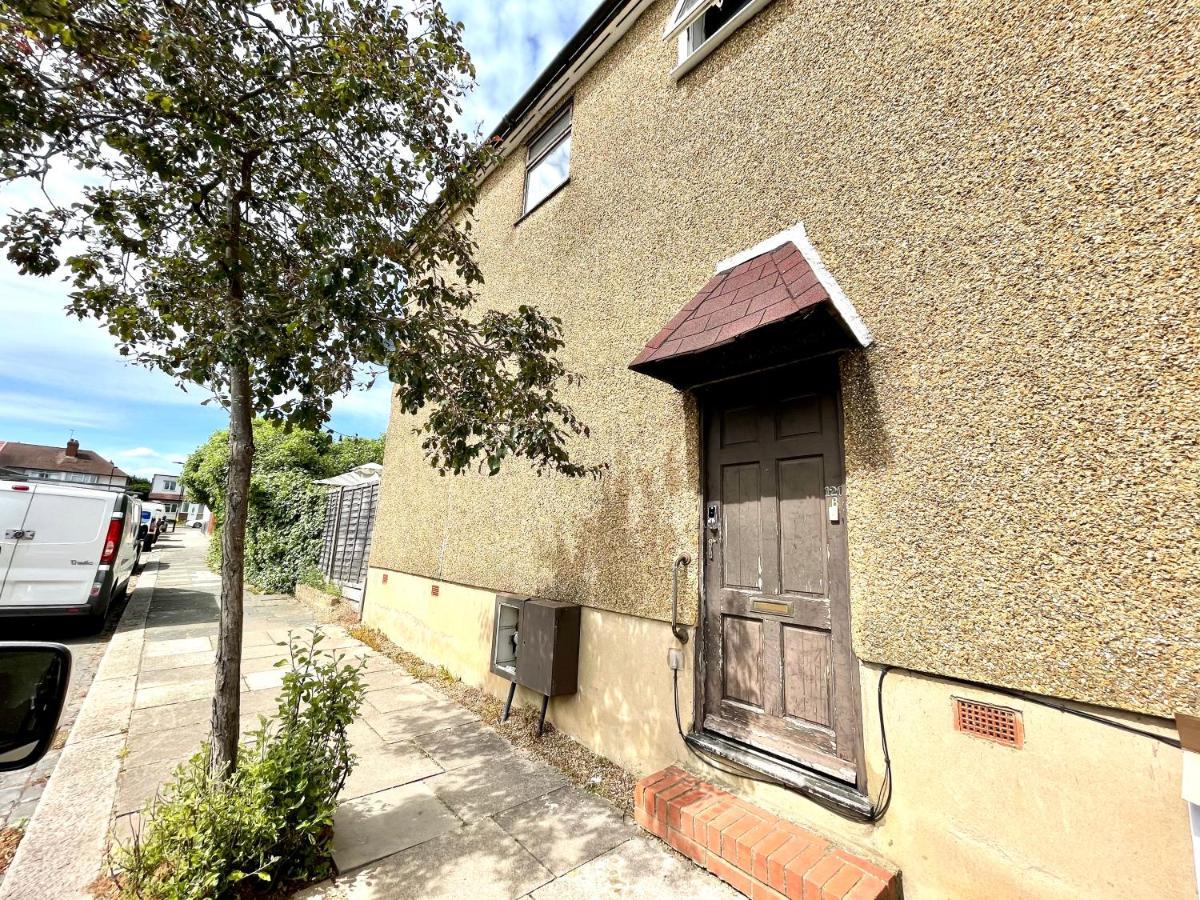 No2326 Tree-Hole Northolt (Greater London) Exterior foto